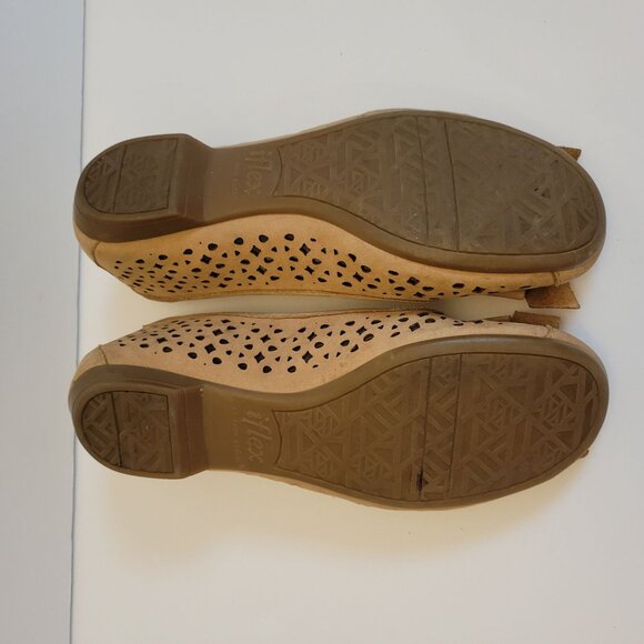 Anne Klein Iflex Womens Tan Perforated Leather Flats With Bow Accent Size 6M - Picture 4 of 6